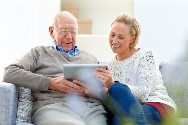 Pflegende Angehörige meistert den Pflegealltag mit Tipps und Ressourcen von IAHA